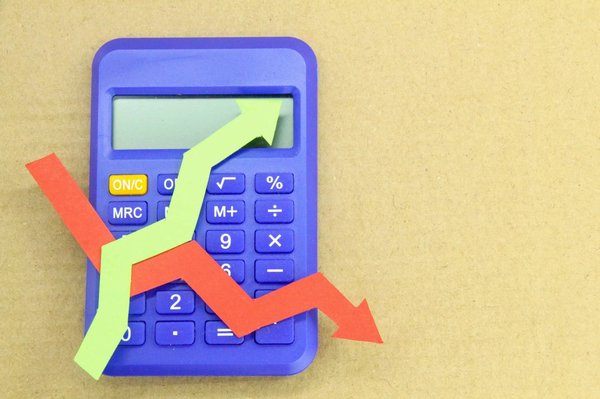 Comment les fluctuations du marché immobilier influencent-elles les conditions de prêt pour les biens de luxe?